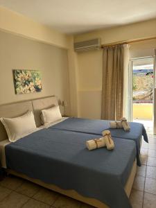 Un dormitorio con una cama con dos ositos de peluche. en Oscar, en Kallithea Halkidikis