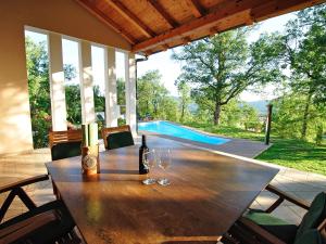 Bazén v ubytování Villa Vesna by Interhome nebo v jeho okolí