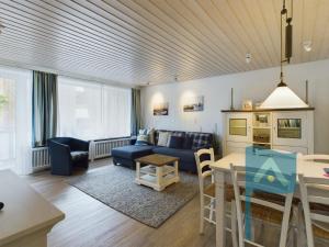 ein Wohnzimmer mit einem Sofa und einem Tisch in der Unterkunft Ferienwohnung Seeschwalbe in Wyk auf Föhr