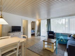 ein Wohnzimmer mit einem Sofa und einem Tisch in der Unterkunft Ferienwohnung Seeschwalbe in Wyk auf Föhr