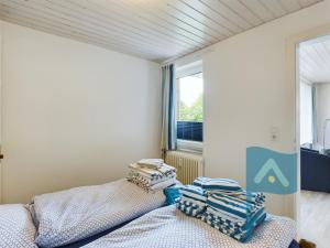 Zimmer mit einem Bett und einem Fenster in der Unterkunft Ferienwohnung Seeschwalbe in Wyk auf Föhr