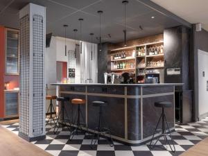 eine Bar in einer Küche mit schwarz-weiß karierten Böden in der Unterkunft ibis Paris Rueil Malmaison in Rueil-Malmaison