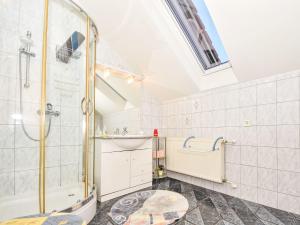 un baño con ducha y lavabo en Apartment Bastaja Rastoke by Interhome, en Slunj