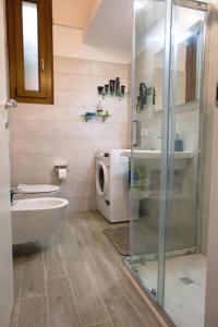 une salle de bain avec douche, lavabo et toilettes dans l'établissement Casa Paola 300m Con Vista Mare, à Costa Rei 12 autres photos