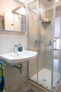 une salle de bain avec lavabo et douche dans l'établissement Casa Paola 300m Con Vista Mare, à Costa Rei