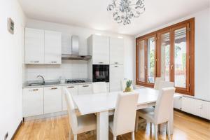 Kuchyňa alebo kuchynka v ubytovaní Arcave Luxury Apartment