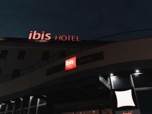 Señal de hotel aubs al lado de un edificio en Ibis Valladolid en Valladolid
