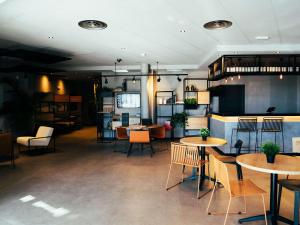 The lounge or bar area at Ibis Valladolid