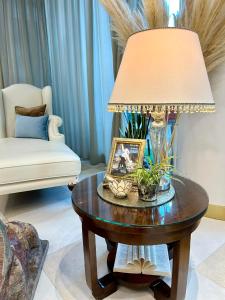 una lámpara sobre una mesa en la sala de estar en Erbavoglio Hotel, en Rímini