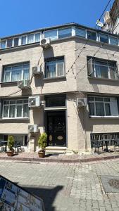 um edifício com dois bancos à sua frente em Albatros Apart Suite em Istambul