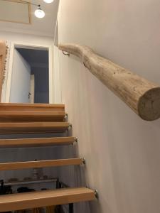a log on the wall next to some stairs at Zu Fuß zum Strand - familienfreundlich zwischen Wismar und Boltenhagen Wallbox am Haus! in Beckerwitz