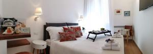 A bed or beds in a room at Palazzo Pinto B&B