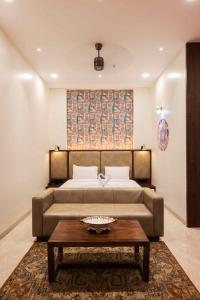 Māndhar的住宿－Muhurat Hotel and Resort,，一间卧室配有一张床和一张茶几