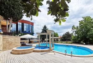una gran piscina con un coeficiente de eficiencia suficiente en Twins Palace ApartHotel en St. St. Constantine and Helena