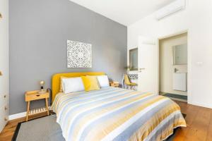 - une chambre avec un lit doté d'une tête de lit jaune dans l'établissement Seabreeze Retreat with terrace - St Julians, à San Ġiljan