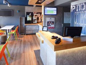 ibis budget Clermont Ferrand Sud في أوبير: مطعم يوجد به مكتب تحكم لألعاب الفيديو
