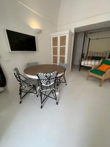 TV a/nebo společenská místnost v ubytování Il Palazzetto Ponza