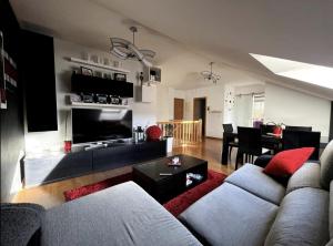 a living room with a couch and a table at Duplex Moaña Centro in Moaña