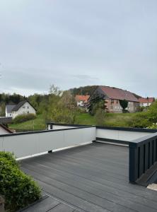 una terraza grande con vistas a una casa en FeWo Seetraum, en Diemelsee 6 fotos más