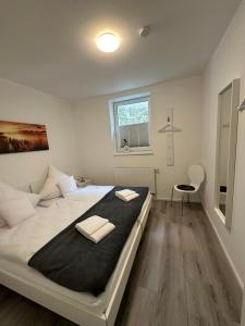 Un dormitorio con una cama grande y una ventana. en FeWo Seetraum, en Diemelsee