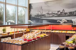 een buffet lijn met veel verschillende soorten eten bij NH Collection Köln Mediapark in Keulen