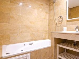 Koupelna v ubytování Apartment in Coto Real Duquesa - sea view & pools