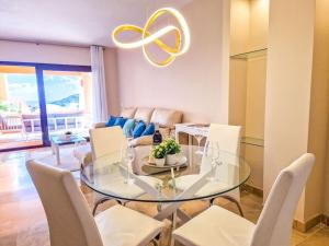 Posezení v ubytování Apartment in Coto Real Duquesa - sea view & pools