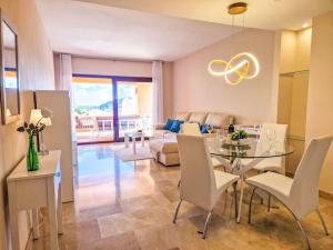 Posezení v ubytování Apartment in Coto Real Duquesa - sea view & pools + 27 fotografií