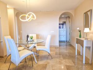 Posezení v ubytování Apartment in Coto Real Duquesa - sea view & pools