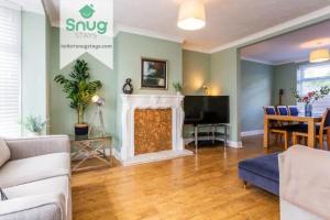 uma sala de estar com um sofá e uma lareira em 3Bedroom House Stockton On Tees for Work & Leisure em Stockton-on-Tees