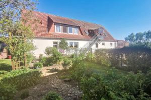 NossendorfFerienwohnung Weideglück的一栋前面带花园的房子