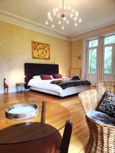 ein Schlafzimmer mit einem Bett und einem Tisch und Stühlen in der Unterkunft Château de Beauménil, paisible et familial in Beauménil