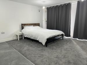 1 dormitorio con cama y ventana grande en A&K Inn, en Bournemouth