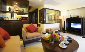 un soggiorno con divano e tavolo di Khaolak Orchid Beach Resort - SHA Extra Plus a Khao Lak