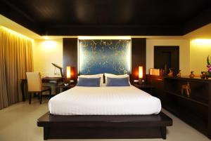 Postel nebo postele na pokoji v ubytování Khaolak Orchid Beach Resort - SHA Extra Plus