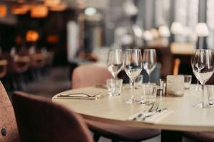 un tavolo con bicchieri da vino sopra in un ristorante di Best Western Malmo Arena Hotel a Malmö