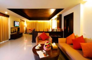 TV a/nebo společenská místnost v ubytování Khaolak Orchid Beach Resort - SHA Extra Plus