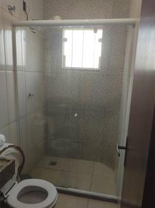 a bathroom with a shower with a toilet and a window at Kitinet Verolme AFP 1 in Angra dos Reis +22 photos