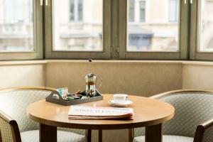 einen Tisch in einem Zimmer mit Kaffeemaschine darauf in der Unterkunft NH Gent Belfort in Gent