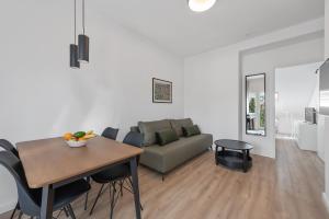 una sala de estar con un sofá y una mesa en BD City Apartments, en Zagreb 63 fotos más