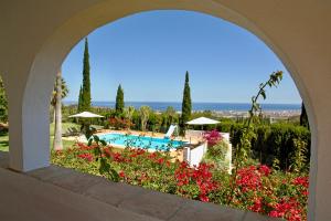 Bazén v ubytovaní La Ciruela - Villa paisible jardin de 5000m2 piscine chauffée et vue sur mer alebo v jeho blízkosti