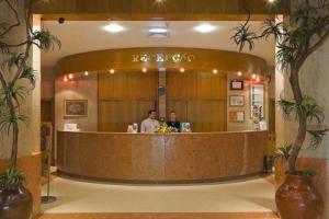 two people standing at a counter in a lobby at Hotel Alif Campo Pequeno in Lisbon