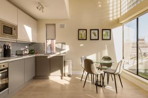 Cucina o angolo cottura di Dublin Castle Suites