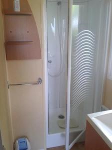 W łazience znajduje się prysznic i umywalka. w obiekcie Mobilhome 3 étoiles - eeiihb w mieście Autun