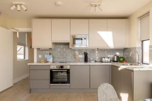 Cucina o angolo cottura di Dublin Castle Suites