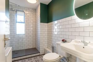 un bagno con un water e un lavandino di Dublin Castle Suites a Dublino