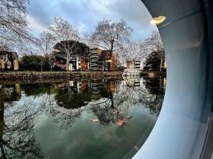 a reflection of a city in a body of water at Magnifique Péniche cosy et spacieuse à Toulouse in Toulouse