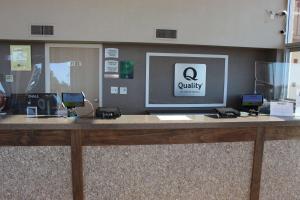 eine Lobby mit einer Theke mit einem Computer darauf in der Unterkunft Quality Inn - Conway in Conway