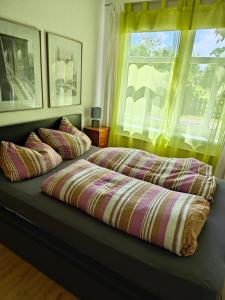 uma cama com duas almofadas num quarto em FeWo Kronsberg em Eldingen