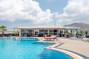 un resort con piscina e un edificio di Smy Santorini Suites & Villas a Pyrgos